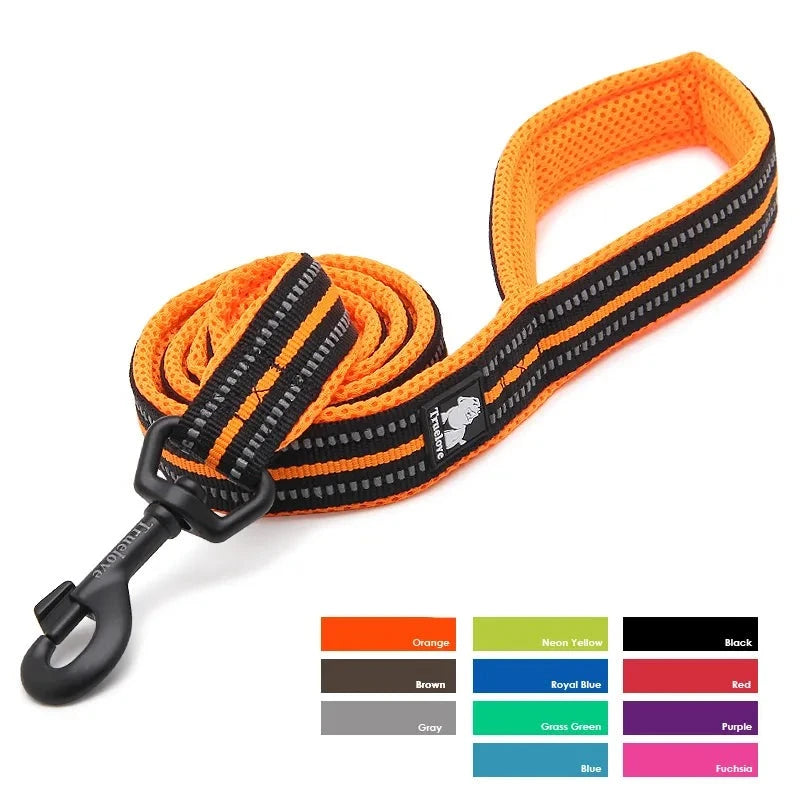 Hook is made from a lightweight Zinc-Alloy material making this leash very durable with a large loading capacity and tensile strength for larger dogs.