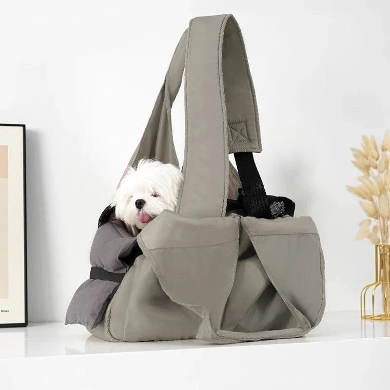 Fitable Weight: With a maximum weight capacity of 5kg, this bag is suitable for small dogs, allowing you to take them with you wherever you go.