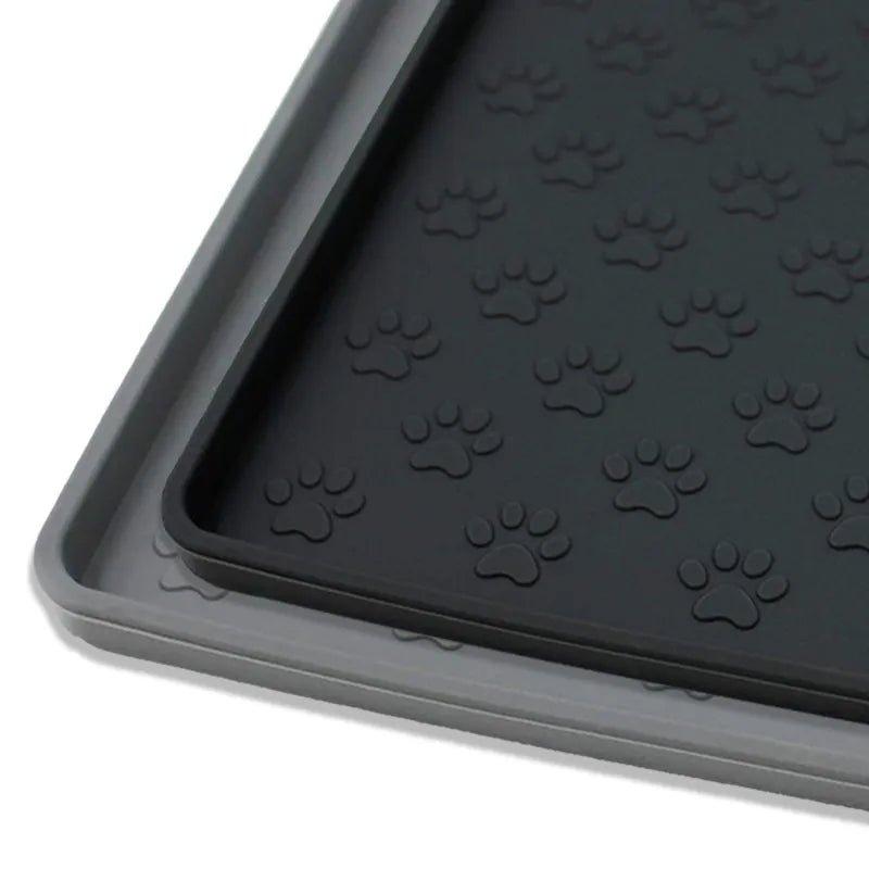 Floor protection: The waterproof design and anti-overflow edge prevent your pets from soiling the floor during mealtime.