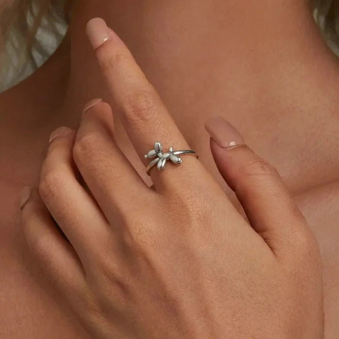With a weight of just 2.0g and a width of 1.5mm, this delicate ring is both lightweight and comfortable to wear.